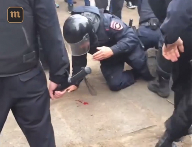 В России школьника подозревают в насилии над полицейским на акции 12 июня, потому что парень на него упал