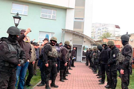 В Черкассах 30 вооруженных неизвестных с оружием заняли здание облэнерго, - ВИДЕО