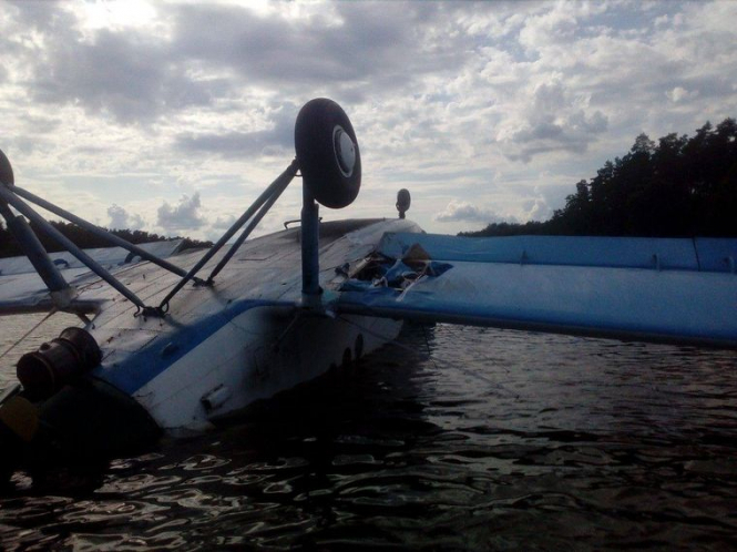 В одне з київських озер упав літак: двоє людей постраждали 
