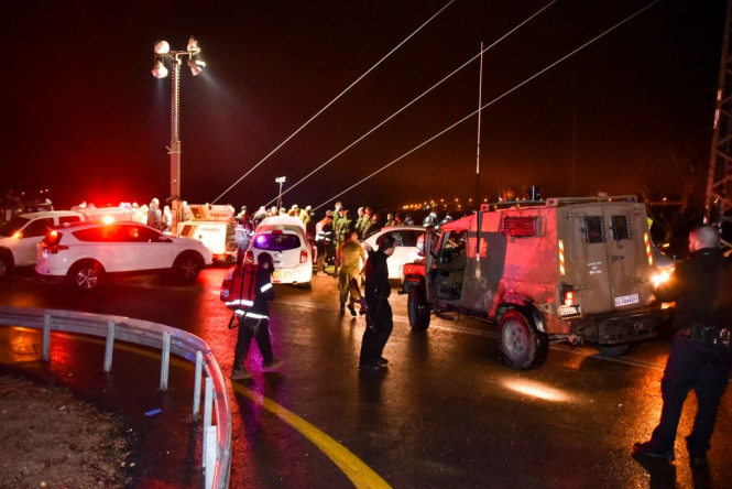 В Израиле автобус упал в ущелье: два человека погибли - ВИДЕО