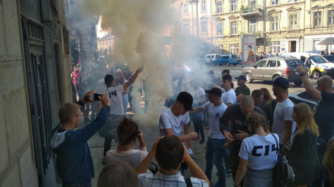 С14 зажгли файеры у суда во Львове