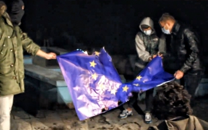 У Сімферополі російські націоналісти поглумилися над прапором Євросоюзу (відео)