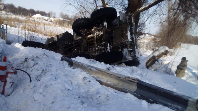 В Черкасской области военный грузовик с боеприпасами съехал в кювет