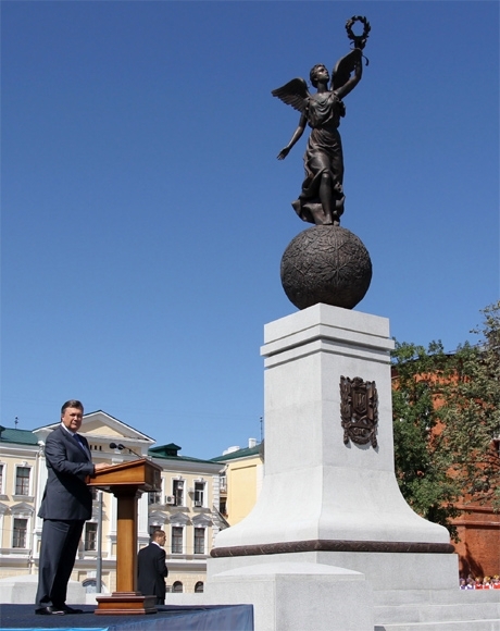 Харківський пам'ятник Незалежності виявився копією монумента в Бішкеку (фото)