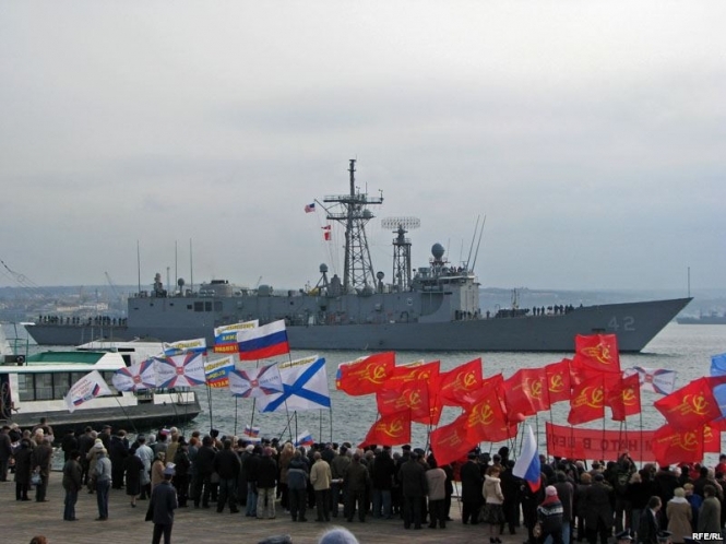 Попри пікет проросійських сил, кораблі НАТО зайшли у бухту Севастополя