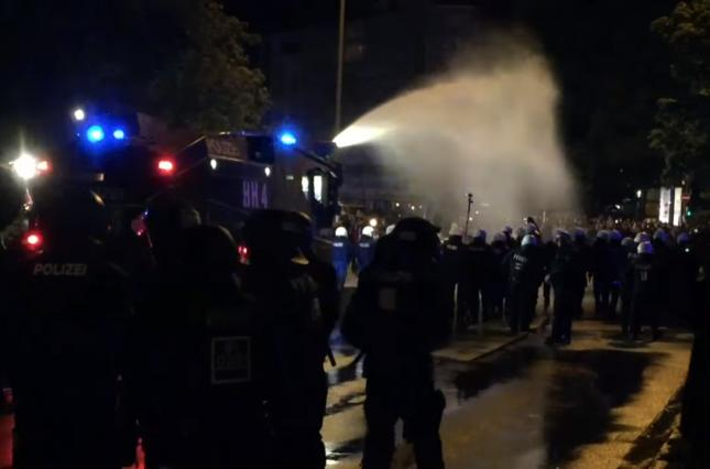В Гамбурге полиция водометами разогнала протестующих перед саммитом G20