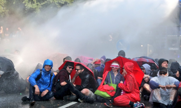 В Гамбурге полиция водометами разгоняет участников митинга против саммита G20, - ФОТО