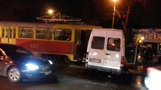 У Запоріжжі трамвай врізався в маршрутку: госпіталізовані п'ятеро осіб