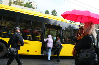 У Києві салон тролейбуса затопило водою, - ВІДЕО