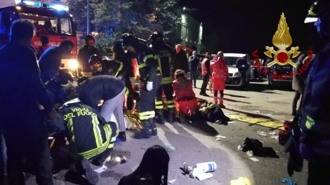 Из-за давки в ночном клубе Италии погибли шесть человек, более 100 пострадавших