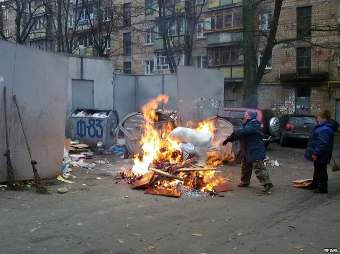 Азаров наказав розчистити Україну від сміття