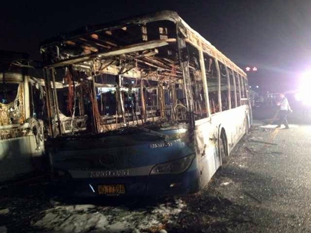 У Китаї в переповненому автобусі згоріло 42 людини