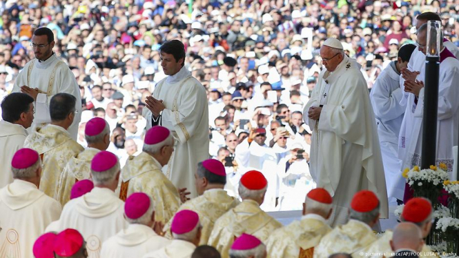 Папа Римский признал святыми двух детей, которые видели Божию Матерь