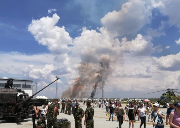 Під час показових виступів у Румунії розбився винищувач МіГ-21, пілот загинув, – ВІДЕО