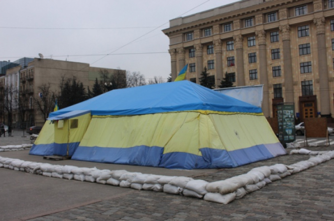 В центре Харькова неизвестные подожгли палатку евромайдан