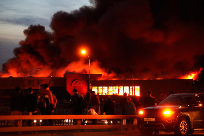 В Москве горит торговый центр: эвакуировали более три тысячи человек - ВИДЕО