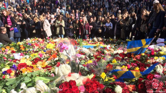 У центрі Стокгольма 10 тисяч людей вшанували пам'ять жертв теракту, – ФОТО
