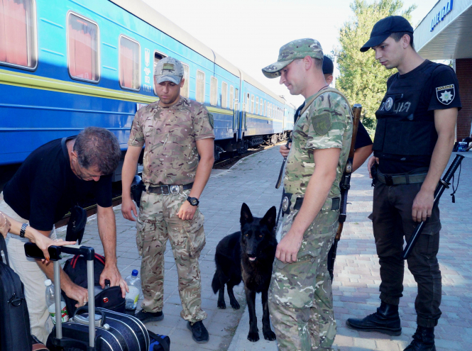 На Луганщині поліція шукає зброю у пасажирських потягах