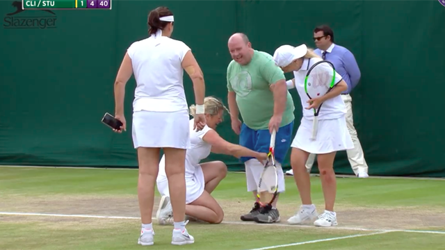 Теннисистка во время матча на Уимблдоне предложила болельщику сыграть вместо нее - ВИДЕО