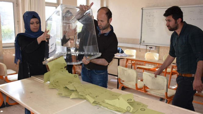 Голосование на референдуме в Турции завершилось: побеждают сторонники Эрдогана