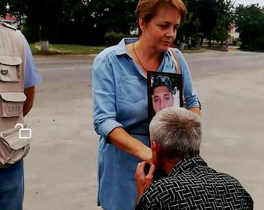 Под Киевом водителя маршрутки поставили на колени и заставили целовать руки матери участника АТО