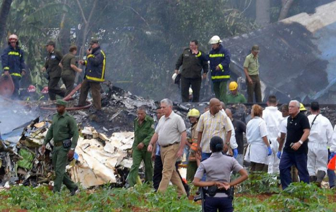 На месте падения пассажирского самолета на Кубе нашли живых
