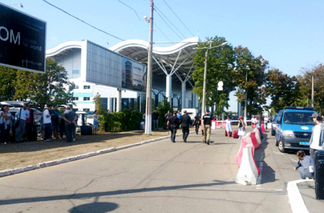 Майже тисячу людей евакуювали з міжнародного аеропорту Одеси через вибухівку