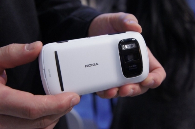 Nokia представить смартфон 808 PureView з 41-мегапіксельною камерою 
