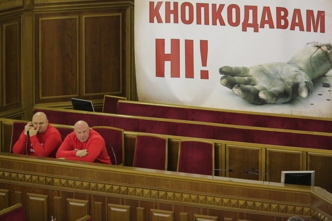 Опозиція завдала бюджету збитків на 40 млн, Кучма назвав звинувачення Кузьміна маячнею, а український суд визнав незаконним арешт Луценка