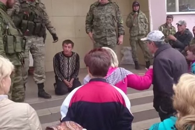 Жителі окупованої Жданівки з пивом в руках допомагають терористам судити полонених, - відео
