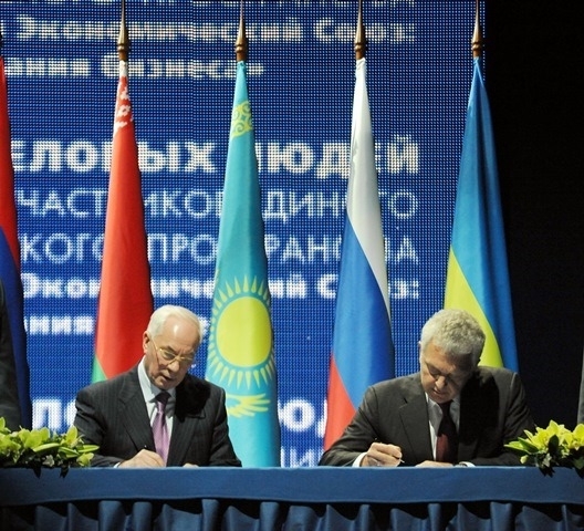Україна остаточно погодилась на співпрацю з Митним союзом: Азаров підписав меморандум 