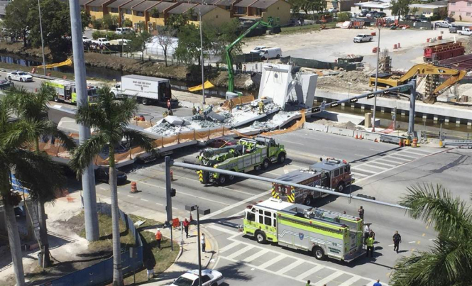 В Майами рухнул 950-тонный пешеходный мост: есть погибшие