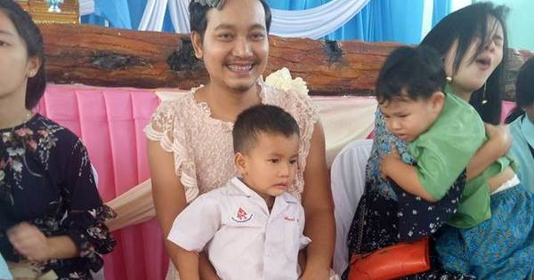 В Таиланде отец-одиночка пришел на школьный праздник в платье, чтобы сыновья отпраздновали День матери