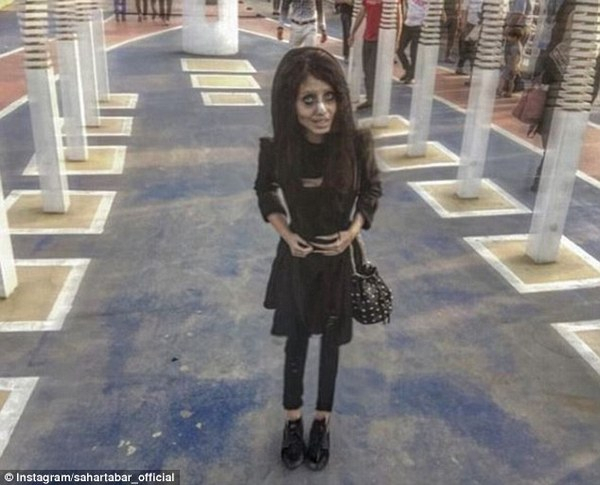В Иране девушка сделала 50 пластических операций, чтобы быть похожей на Джоли, - ФОТО