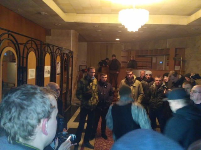 Активисты пришли под Волынскую ОГА с требованиями отпустить задержанных блокадников Донбасса