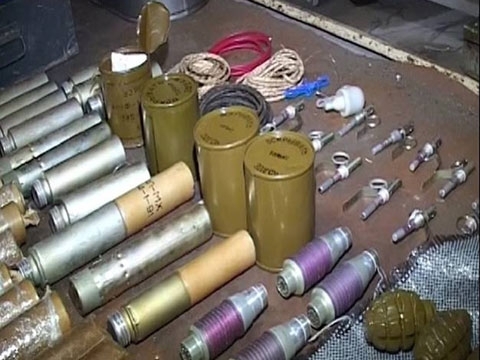 У київському гаражі знайшли 60 гранат, вибухові пакети та іншу зброю