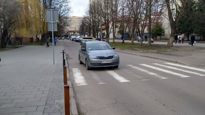 У Львові автомобіль збив двох 15-річних школярів на пішохідному переході