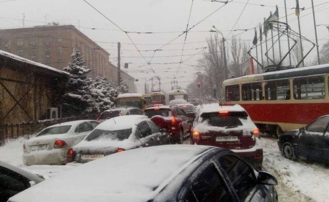 Киев стоит в масштабных пробках из-за снегопада и массовых ДТП - ВИДЕО