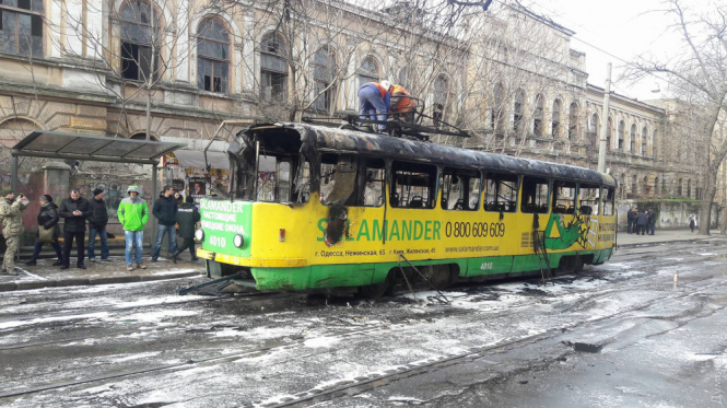В центре Одессы во время движения загорелся трамвай, - ВИДЕО