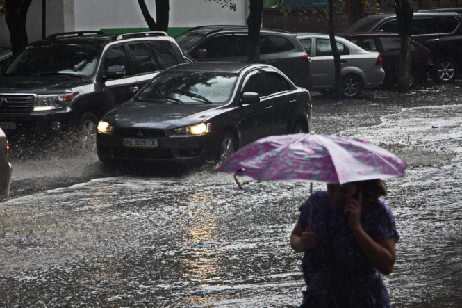Потужна злива з градом підтопила Дніпро, - ВІДЕО
