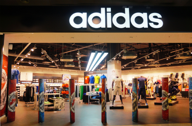 Adidas закроет в России не менее 160 магазинов