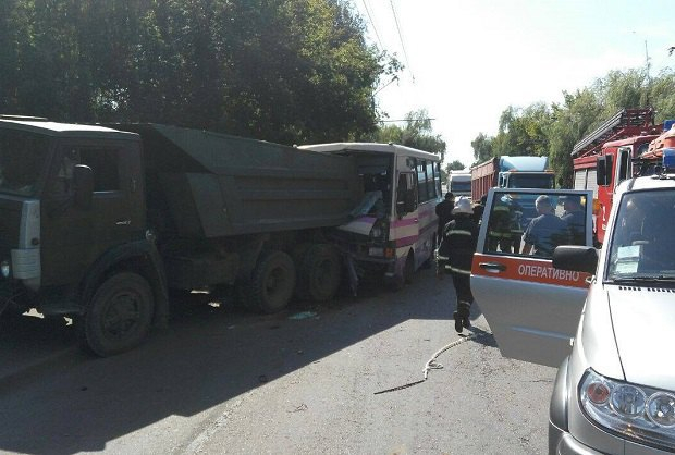У Луцьку пасажирський автобус в'їхав у КамАЗ: є постраждалі

