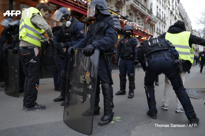 В Париже во время акции "Желтых жилетов" задержаны более 350 человек