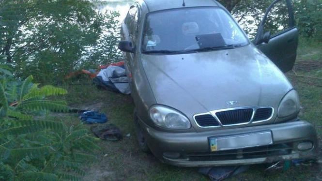 На Десне автомобиль скатился с холма и убил туриста