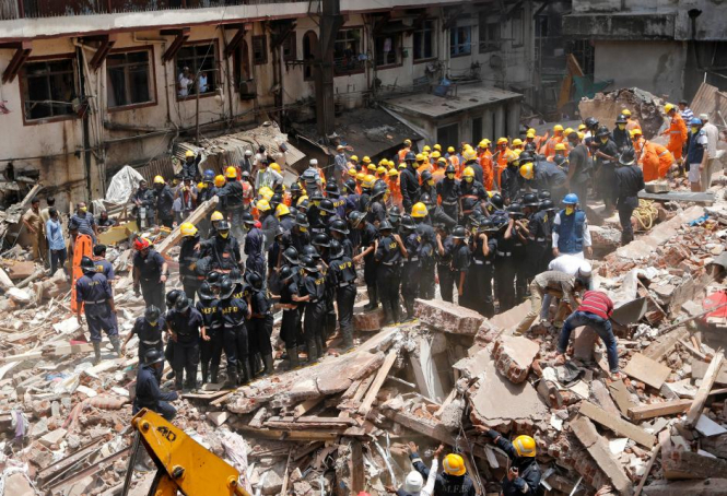 Обвал будинку в Індії: загинули 11 людей, ще 20 залишаються під завалами