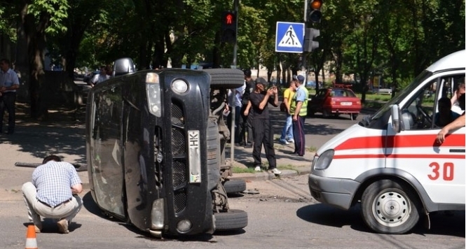 У Миколаєві потрапив в аварію мікроавтобус, в якому перевозили врадіївського ґвалтівника (фото)