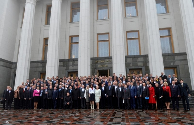 Рада VI скликання завершила свою роботу, депутати відмовилися від кнопкодавства, залізниця призначила додаткові поїзди на свята