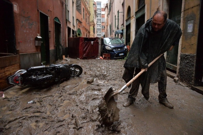В Италии Генуя стала похожей на Венецию: в городе потоп, - фото, видео