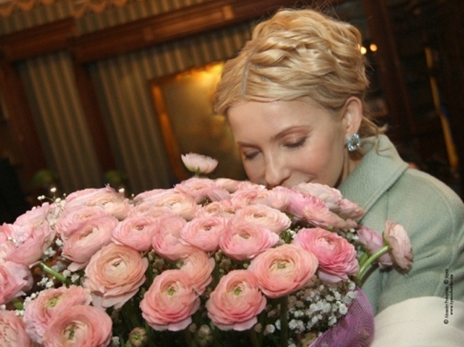Тимошенко - 52: опозиція побажала своєму лідеру білих троянд