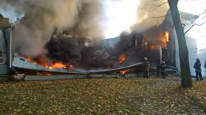 На Киевщине вспыхнул масштабный пожар в детской спортивной школе